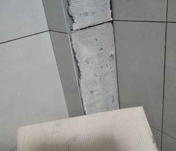 丹东市瓷砖空鼓维修公司分享下厨房瓷砖脱落的补救措施。